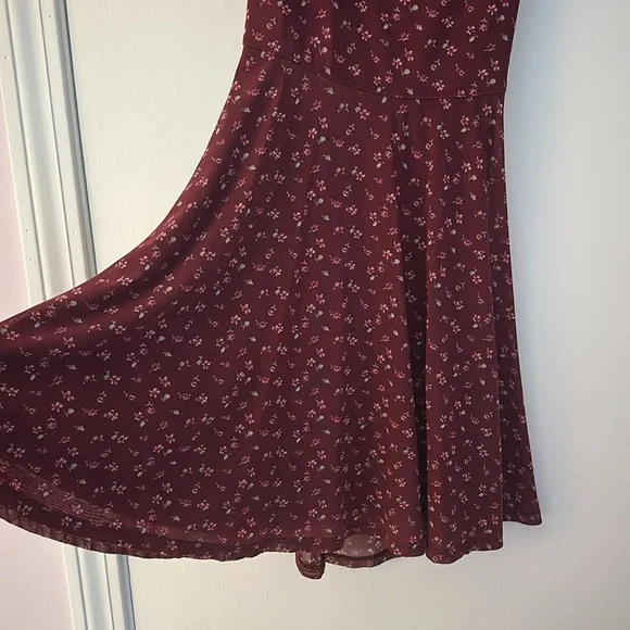 Elegant Burgundy Floral Dress - Picture 3 of 5